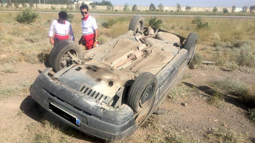 نجات مصدومان از بدنه خودروهای له شده/ «واژگونی» وحشتناکترین حادثه جاده ای شبانه